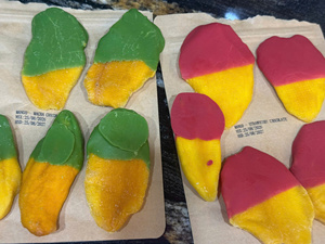 Mangues séchées vietnamiennes en vrac, enrobées de chocolat, matcha et fraises, assortiment de saveurs - Product Image 1
