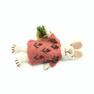 Muñeco de Conejo de Fieltro Hecho a Mano de Lujo con Zanahoria de Lana, Adorno Navideño Blanco/Rosa, Ecológico, No Tóxico, Regalo - Product Image 4