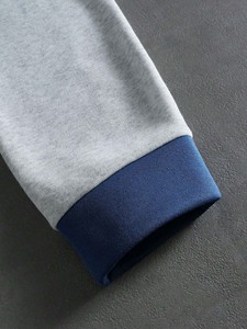 Ensemble de survêtement pour homme avec broderie de logo personnalisé, en molleton de coton épais, style streetwear, comprenant un sweat à capuche et un pantalon de survêtement contrastés - Product Image 4