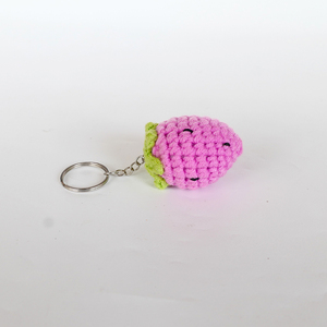Porte-clés fraise au crochet fait main, breloque de sac amigurumi tricotée en forme de baie rose, pendentif de sac à dos, objet d'art pur, porte-clés artisanal - Product Image 1