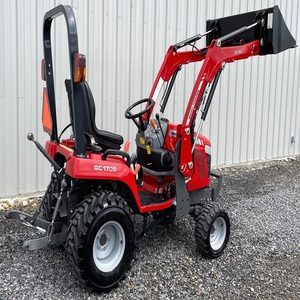 Tracteur à roues Massey Ferguson GC1705 haute performance avec moteur performant et système de roulement de chargeur frontal robuste - Product Image 6