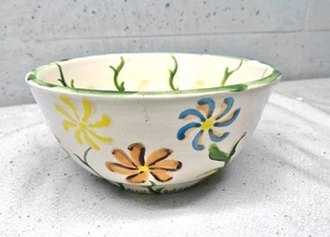 Bol à mélanger en céramique rustique avec motif floral peint à la main, forme profonde et incurvée, et finition artisanale charmante - Product Image 2