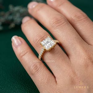 Bague solitaire en diamant de laboratoire raffiné, taille princesse brillante au centre avec monture à quatre griffes, bande pavée délicate, bague unique - Product Image 3