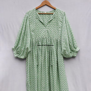 Belle robe en coton à motifs floraux, imprimée à la main, pour un usage décontracté. - Product Image 2