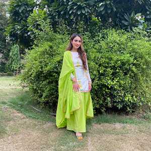 Traje Gota Verde Brillante Pintado a Mano en Satén, Talla XS - Product Image 1