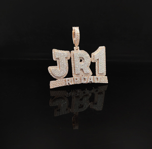 Pendentif Hip Hop personnalisé en alliage plaqué or avec CZ givré - Product Image 1