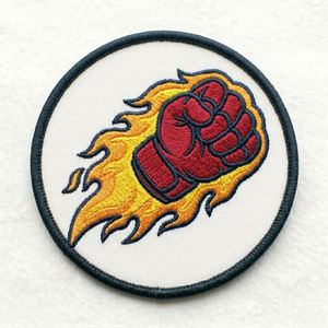 Patch thermocollant « Red Flame Fist » en gros, appliques brodées personnalisées pour motards, pour vêtements, patchs à coudre en vrac, qualité 100 % - Product Image 1