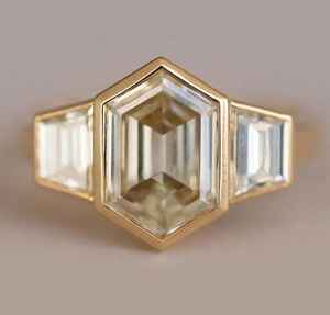 แหวนเพชรทรงหกเหลี่ยมและทรงบาแก็ตต์แบบโมเดิร์น ประดับเพชรแล็บสามเม็ด ทองคำขาว 14k สำหรับผู้หญิง ของขวัญแต่งงานสำหรับเพื่อนเจ้าสาว - Product Image 1