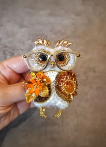 Broche élégante faite à la main avec broderie perlée, perles de cristal de qualité supérieure et travail de broderie fin, style vintage, artisanat artisanal. - Product Image 2
