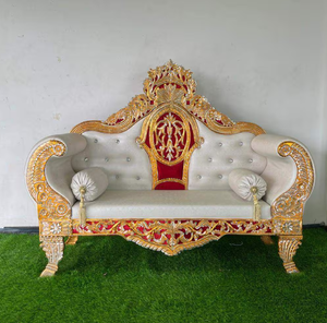 Sofá tipo trono para bodas, con respaldo alto, tapizado con botones blancos y bordes de madera tallada en dorado, disponible a precios de mayorista. - Product Image 3