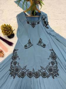 Ensemble Sharara élégant bleu ciel brodé avec dentelle florale noire, extensible et infroissable, tenue de soirée ethnique moderne de créateur - Product Image 6