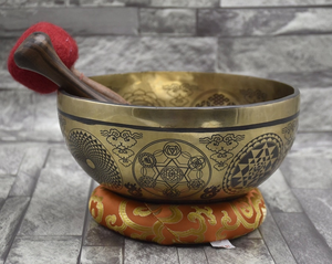 Cuenco tibetano de latón hecho a mano con grabado de mandala de geometría sagrada, mazo de madera, golpeador de fieltro rojo y bordado naranja - Product Image 1