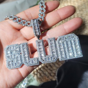 จี้ห้อยคอแบบแผ่นป้ายชื่อสั่งทำชุบเงิน ตัวอักษรแบบอิตาลิกทรงบาแกตต์ฮิปฮอป ประดับเพชรโมอิสซาไนต์ สำหรับผู้ชาย ผู้หญิง และทุกเพศ - Product Image 3