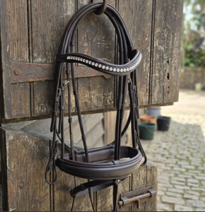 Bridon en cuir de qualité supérieure avec frontal orné de cristaux et embout de nez rembourré - Product Image 5