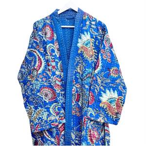 Robe indienne matelassée unisexe longue 100% coton, veste florale Kantha, doublure respirante et écologique, fermeture à ceinture, vêtements d'hiver et de plage - Product Image 1