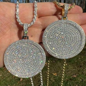 Pendentif rond en moissanite, argent 925, micro-pavé, plaqué or 18 carats, breloques à thème, pendentif de luxe pour homme, à porter au quotidien, idéal pour les cadeaux - Product Image 3