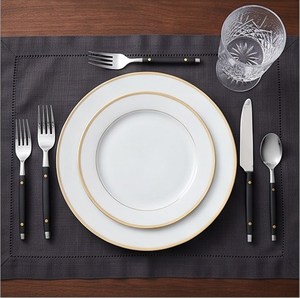 Ensemble de couverts minimalistes en acier inoxydable avec manches noires, compatibles lave-vaisselle, pour table de mariage. - Product Image 4