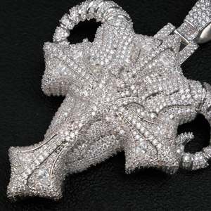 Colgante de Cruz de Moissanita Chapado en Oro de Plata 925 de Lujo con Piedras de Corte Brillante y Microincrustaciones, Temática Unisex para Fiestas y Uso Diario - Product Image 3