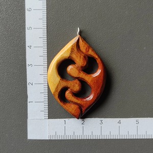 Colgante de madera con diseño de madre e hijo tallado, forma de lágrima, acabado liso, joyería artesanal hecha a mano - Product Image 5
