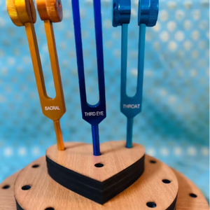 Support de diapason en bois pour la sonothérapie |   Étagère de présentation en bois naturel pour 25 fourchettes |   Guérison sonore.. - Product Image 1