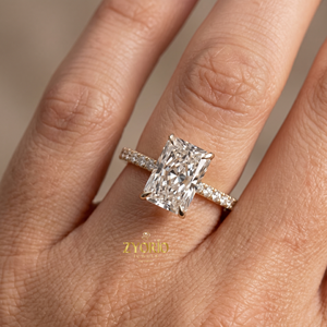 Anillo de Compromiso de Diamante Corte Radiante Premium en Oro de 18K con Pavé, Anillo de Novia Solitario - Product Image 1