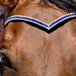 Diadema de doma ecuestre de cuero negro con incrustaciones de cristales azules y transparentes de tres filas, hecha a medida, para caballos. - Product Image 6