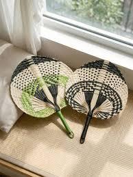 Éventail artisanal en bambou tressé et peint BLUE LOTUS, modèle traditionnel décoratif et de collection pour la décoration intérieure, modèle Charlie Dinh - Product Image 2