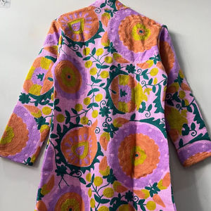 Veste longue matelassée en coton brodée Suzani pour femme, motif floral coloré, style folklorique bohème, col montant, pour l'hiver - Product Image 1