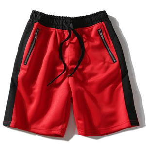 Shorts de sport pour homme à imprimé géométrique rouge avec empiècements latéraux noirs, taille à cordon de serrage, séchage rapide, polyester/coton, poches zippées - Product Image 1