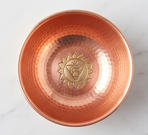 Cuenco de cobre martillado a mano con símbolos de chakras grabados y patrón de espiral griega para uso en la mesa - Product Image 2
