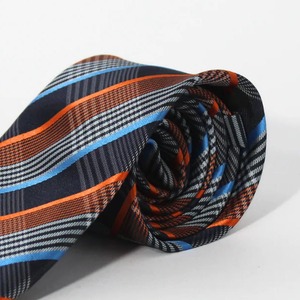 Corbata clásica a rayas para hombre con patrones naranja, azul y gris para uso diario, 100% poliéster, impresión por transferencia de calor. - Product Image 1