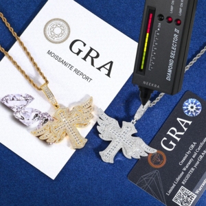 Colgante de Cruz Alada con Moissanita Baguette de Plata de Ley 925 - Joyería Artesanal de Fe, Colgante de Moissanita Baguette Estilo Hip Hop - Product Image 5