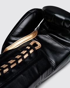 Dernier modèle de gants de boxe en cuir véritable noir et or avec logo personnalisé, gants de compétition professionnels de Muay Thai. - Product Image 5