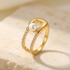 Anillo de Perlas de Agua Dulce con Broche de Seguridad y Diamantes Cultivados en Laboratorio de Corte Redondo, Anillo de Compromiso Delicado y Vanguardista - Product Image 1