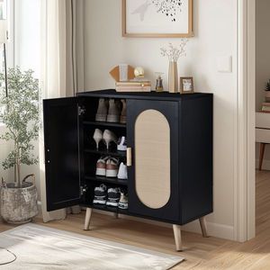 Meuble à chaussures vertical moderne à 2 portes en panneaux de particules et rotin plastique, cadre noir, surface en rotin bois naturel, pieds hauts dorés - Product Image 1