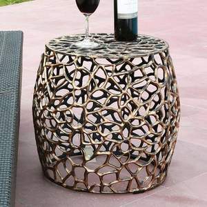 Hermosa mesa auxiliar de metal que realza las esquinas con un toque sofisticado y una construcción duradera - Product Image 2