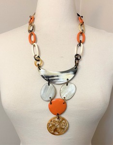 Elegante Collar de Boda Moderno y Ecológico Hecho a Mano con Cuerno de Buey Africano, Forma Personalizada, 100% Color Natural, Regalo Perfecto - Product Image 1
