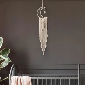 Décoration murale en macramé en forme de lune faite à la main pour chambre à coucher, salon et décoration intérieure esthétique sur le thème céleste, en provenance d'Inde - Product Image 1