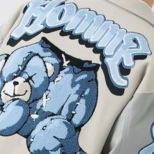 Chaqueta de Béisbol Personalizada de Fábrica con Parches, Estilo Casual Urbano, Chaqueta Bomber con Apliques de Osito de Peluche y Parches de Letras para Hombre - Product Image 4