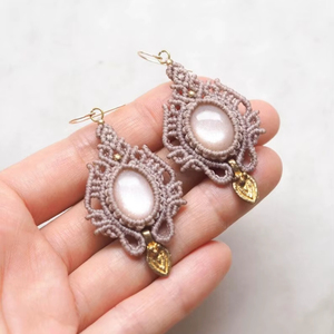 Pendientes de Macramé Hechos a Mano con Piedra Lunar Arcoíris, Gema Iridiscente y Hoja de Oro, Joyería Artesanal Boho Colgante - Product Image 1