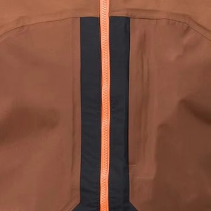 เสื้อแจ็คเก็ตสกีผู้ชายแบบมีฮู้ดกันน้ำ สีน้ำตาลดำ ตัดต่อสี  บุด้วยใยสังเคราะห์ ปิดด้วยซิป เหมาะสำหรับใส่กลางแจ้งในฤดูหนาว - Product Image 4