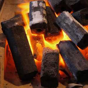 Carbón vegetal AVC Charcoal Square, tipo A, para asados familiares, sin humo, bajo en cenizas, 12 kg, embalaje en cartón estándar para exportación. - Product Image 1