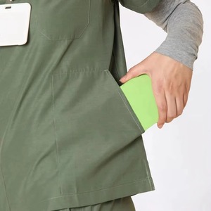 Uniforme Médico Unisex Gris de Manga Corta con Cuello en V, Cordones Delanteros y Bolsillos, MANTIC ENTERPRISES, 94% Poliéster, 6% Elastano - Product Image 5