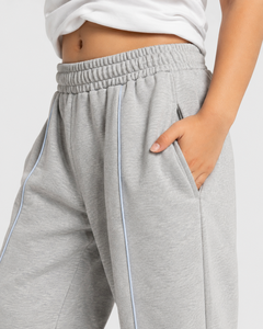 Pantalon de jogging gris argenté pour garçon, coupe décontractée, avec logo personnalisé, en molleton premium, pour un style décontracté. - Product Image 3