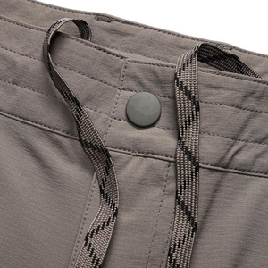 กางเกงขาสั้นเบอร์มิวดาผู้ชายคุณภาพสูงแบบ OEM ODM ผลิตตามสั่ง พร้อมกระดุมและกระเป๋าข้าง แห้งเร็ว สวมใส่สบาย เหมาะสำหรับเล่นกีฬา - Product Image 6