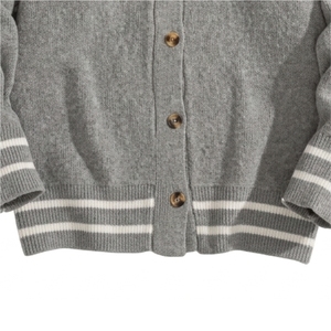 Cardigan en tricot gris personnalisé avec logo pour homme, col en V unisexe, uniforme scolaire, avec bordure côtelée rayée, OEM ODM - Product Image 5