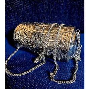 Pochette de soirée de luxe en métal gaufré, artisanale, style vintage, design circulaire, avec bandoulière chaîne, vente en gros - Product Image 4