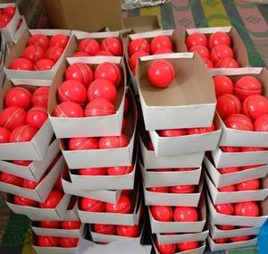 Balles de cricket souples en cuir de vachette de bonne qualité avec logo personnalisé, imperméables, fabriquées au Pakistan - Product Image 4