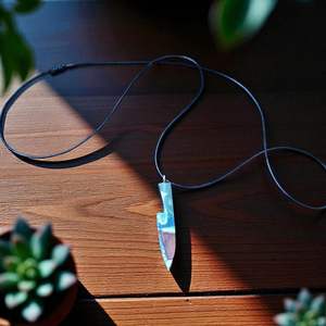 Collier pendentif pendule en bois et résine spirituel, fait main par un artisan - Product Image 2