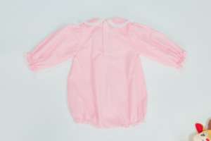 Combinaison rose pour bébé avec broderie à la main |   Combinaison à manches longues pour bébé |   Vêtements pour bébé faits à la main sur mesure - Product Image 6